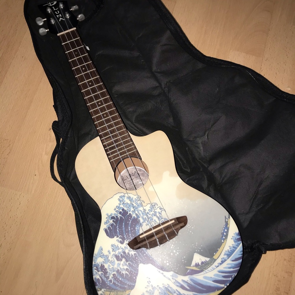 luna great wave concert ukulele ~ comes with case